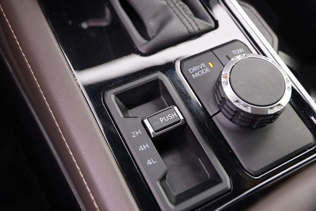 Toyota Tundra 4WD Vehicle Full-screen Gallery Image 17