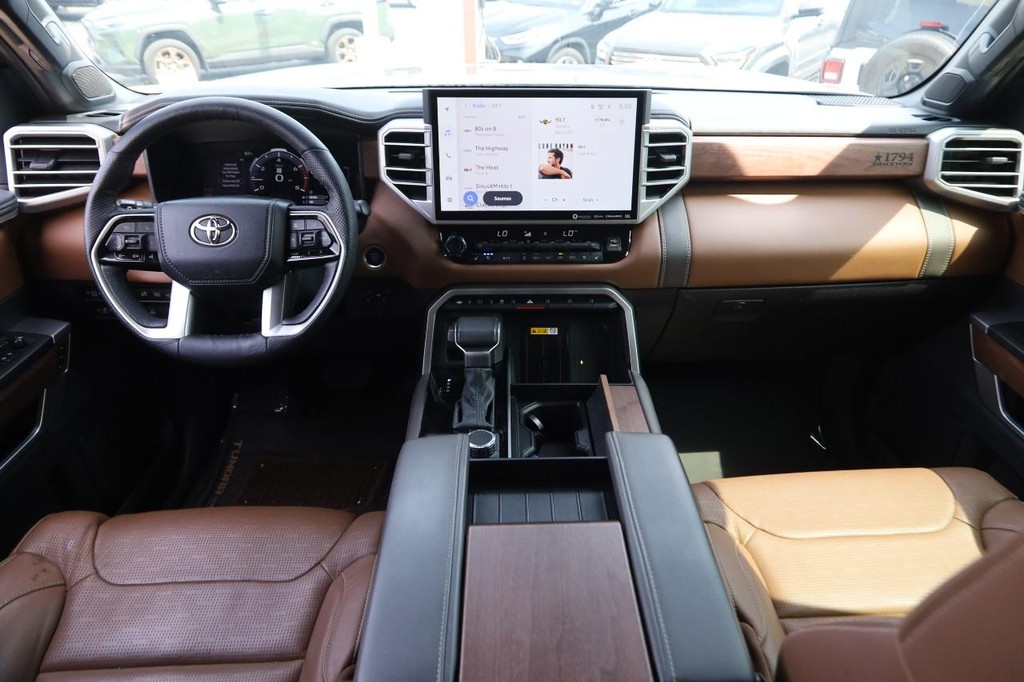 Toyota Tundra 4WD Vehicle Full-screen Gallery Image 19