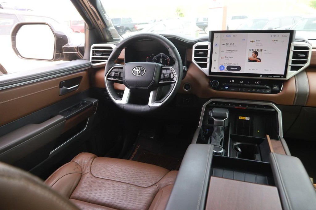 Toyota Tundra 4WD Vehicle Full-screen Gallery Image 20