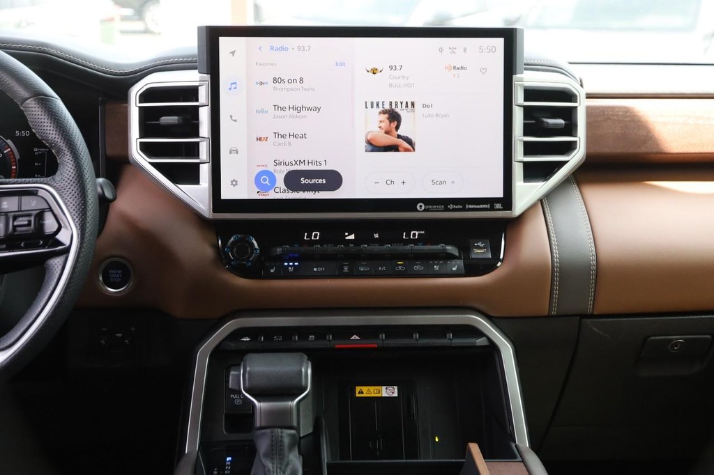 Toyota Tundra 4WD Vehicle Full-screen Gallery Image 22