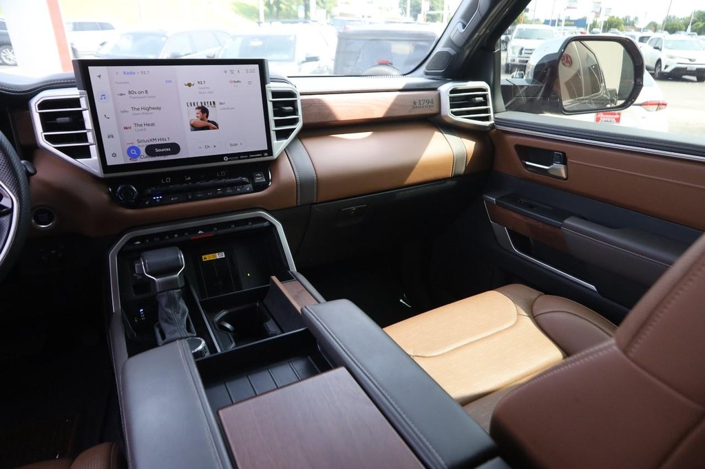 Toyota Tundra 4WD Vehicle Full-screen Gallery Image 23