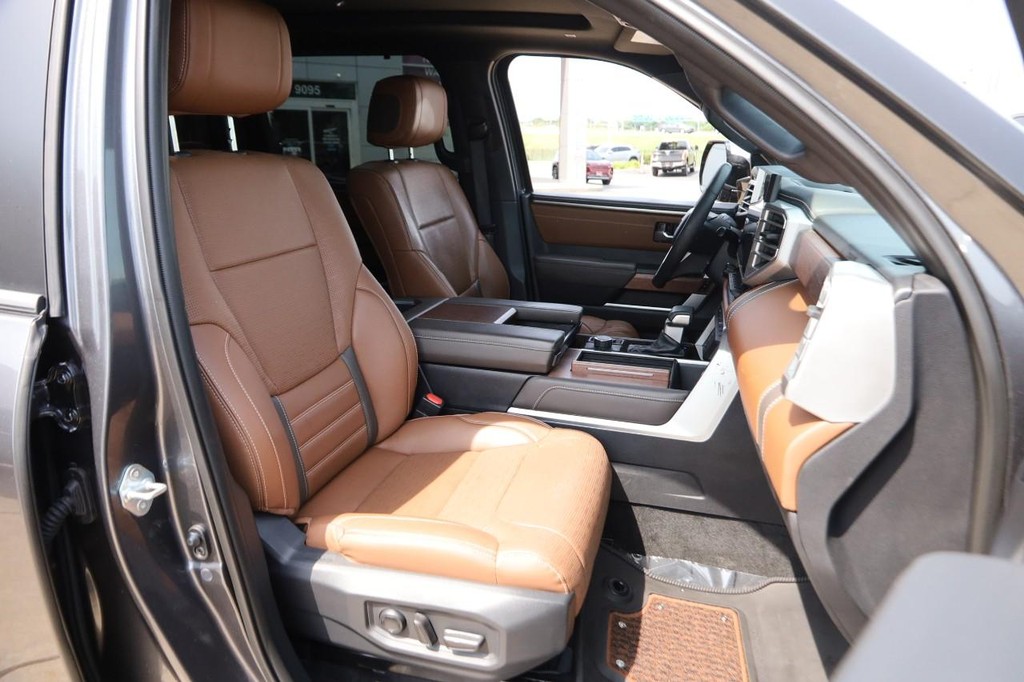 Toyota Tundra 4WD Vehicle Full-screen Gallery Image 24