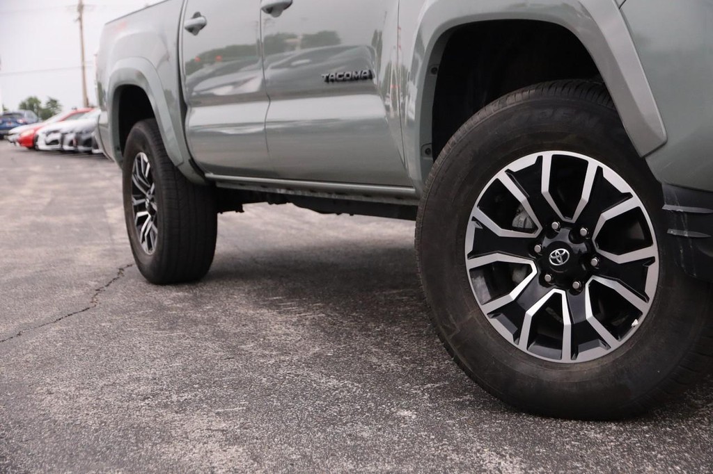 Toyota Tacoma 4WD Vehicle Full-screen Gallery Image 3