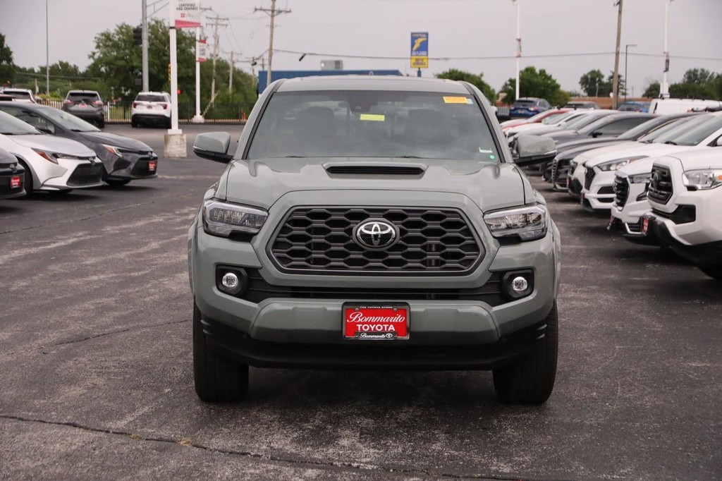 Toyota Tacoma 4WD Vehicle Full-screen Gallery Image 4