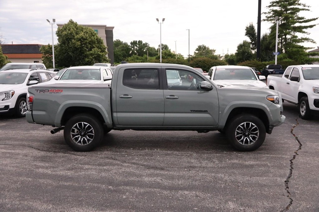 Toyota Tacoma 4WD Vehicle Full-screen Gallery Image 5