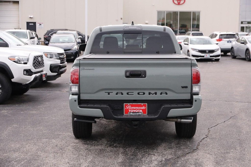Toyota Tacoma 4WD Vehicle Full-screen Gallery Image 6