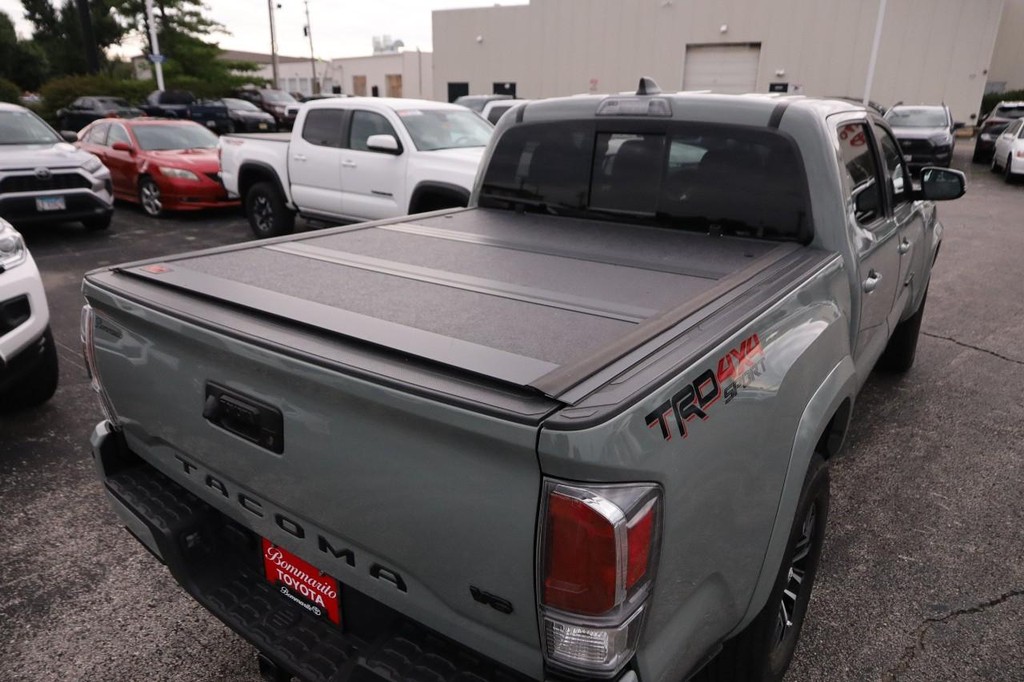 Toyota Tacoma 4WD Vehicle Full-screen Gallery Image 7