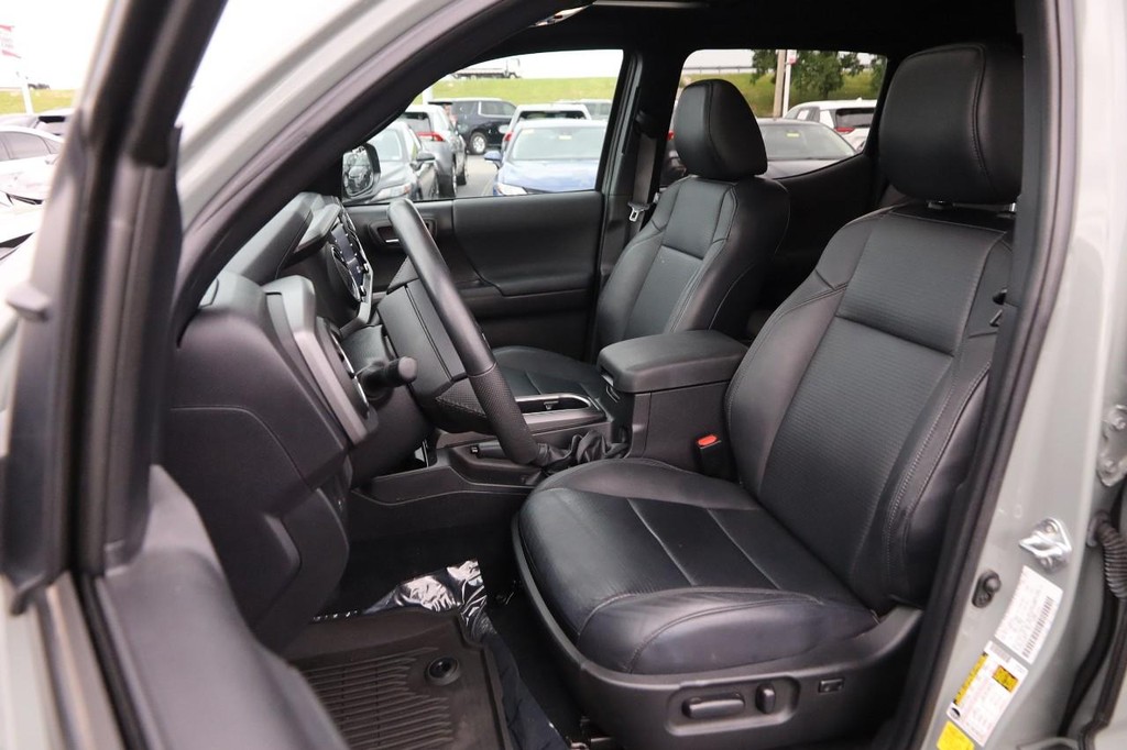 Toyota Tacoma 4WD Vehicle Full-screen Gallery Image 10
