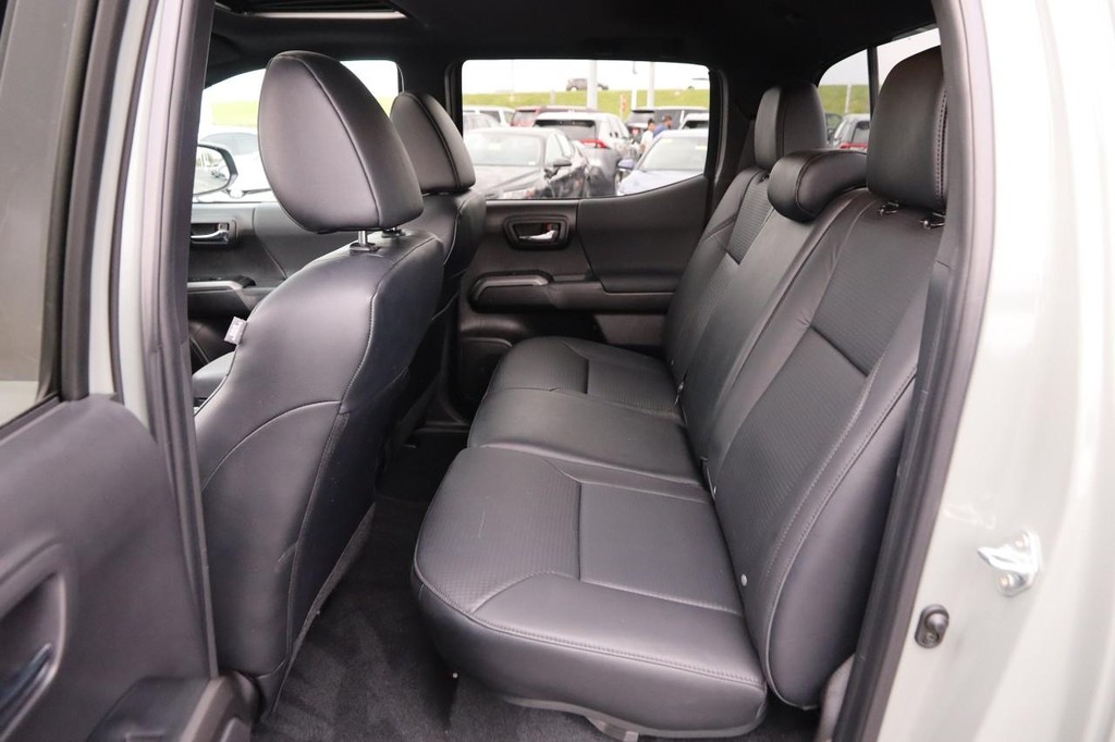 Toyota Tacoma 4WD Vehicle Full-screen Gallery Image 11