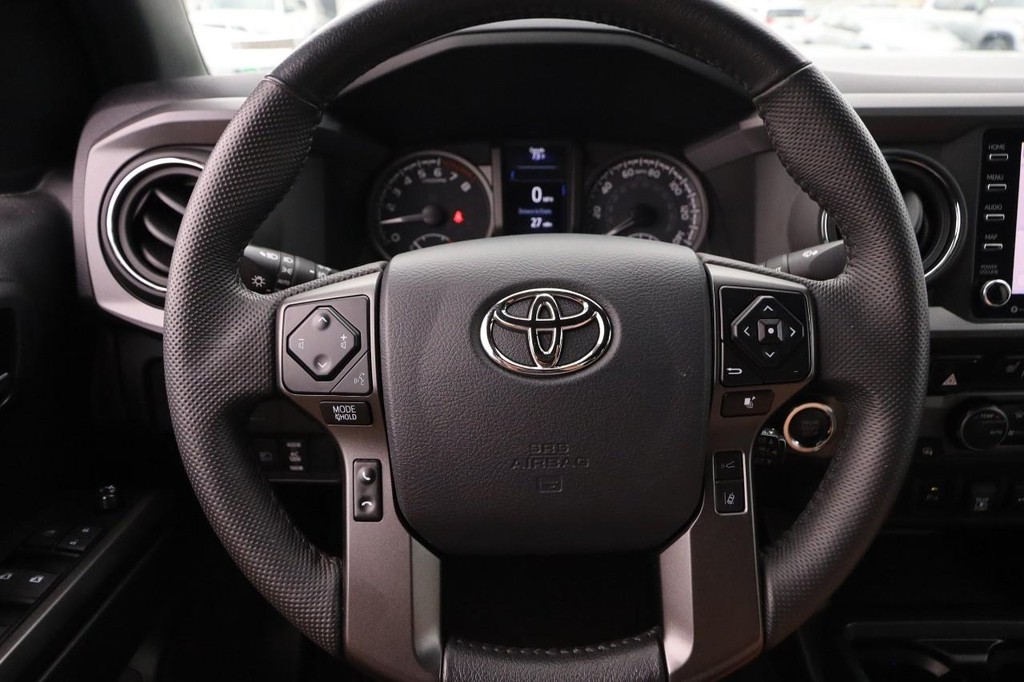 Toyota Tacoma 4WD Vehicle Full-screen Gallery Image 12