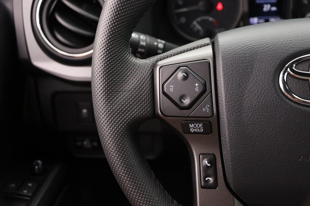Toyota Tacoma 4WD Vehicle Full-screen Gallery Image 13