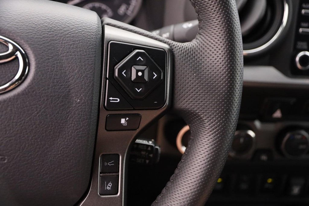 Toyota Tacoma 4WD Vehicle Full-screen Gallery Image 14