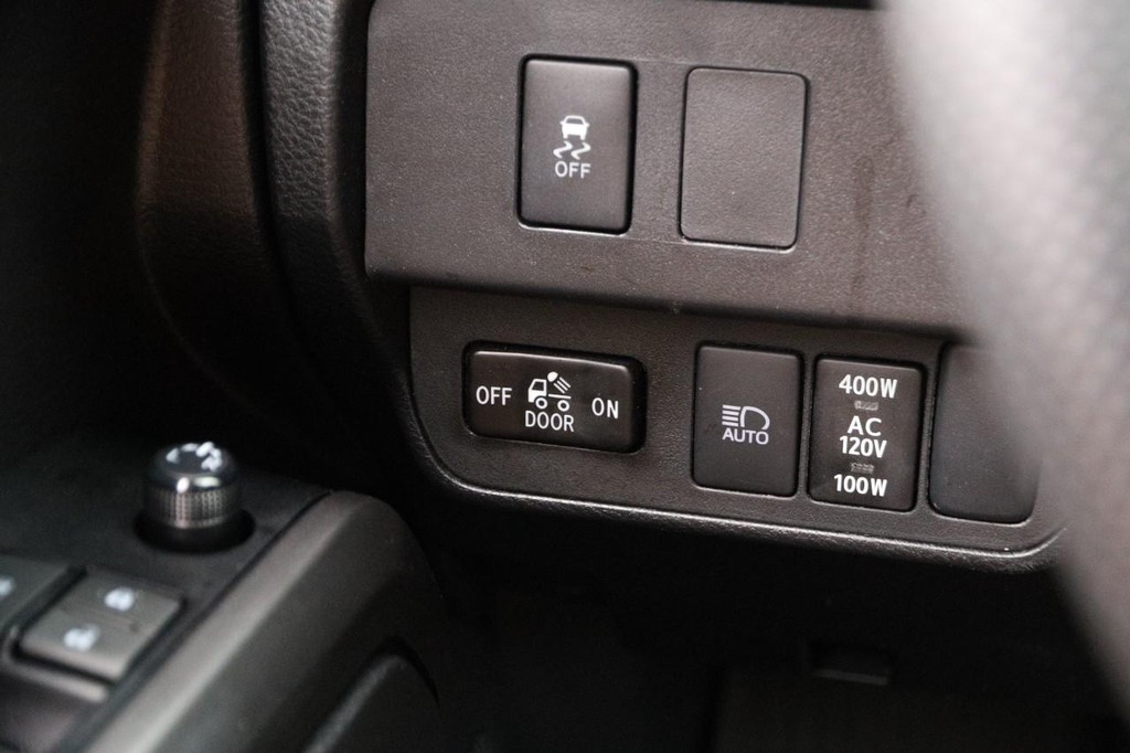 Toyota Tacoma 4WD Vehicle Full-screen Gallery Image 21