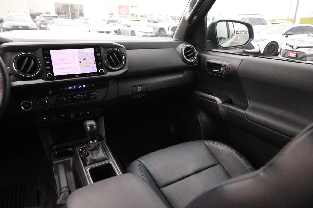 Toyota Tacoma 4WD Vehicle Full-screen Gallery Image 26