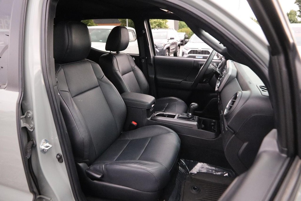 Toyota Tacoma 4WD Vehicle Full-screen Gallery Image 27