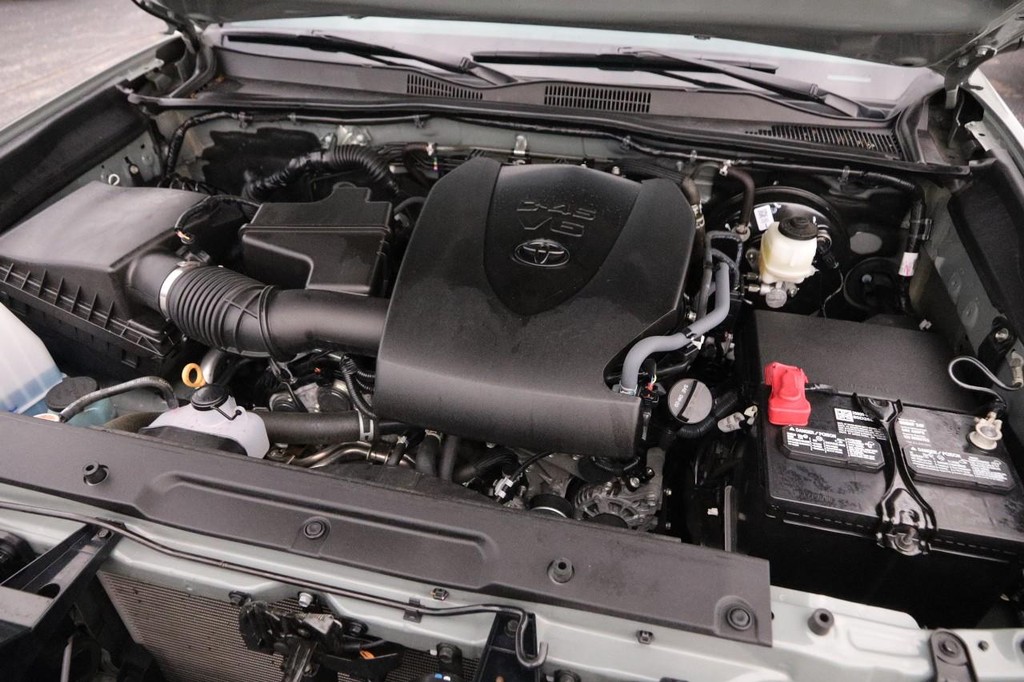Toyota Tacoma 4WD Vehicle Full-screen Gallery Image 28
