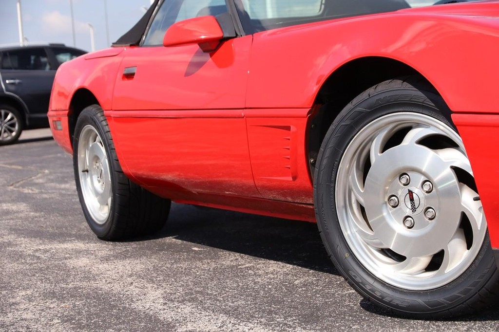 Chevrolet Corvette Vehicle Full-screen Gallery Image 3