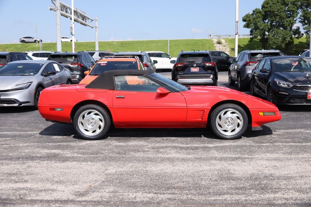 Chevrolet Corvette Vehicle Full-screen Gallery Image 5