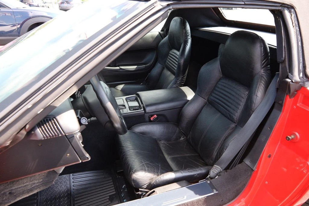 Chevrolet Corvette Vehicle Full-screen Gallery Image 7
