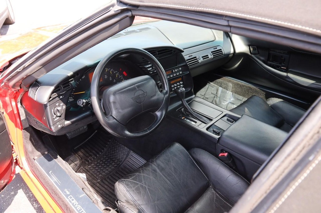 Chevrolet Corvette Vehicle Full-screen Gallery Image 8