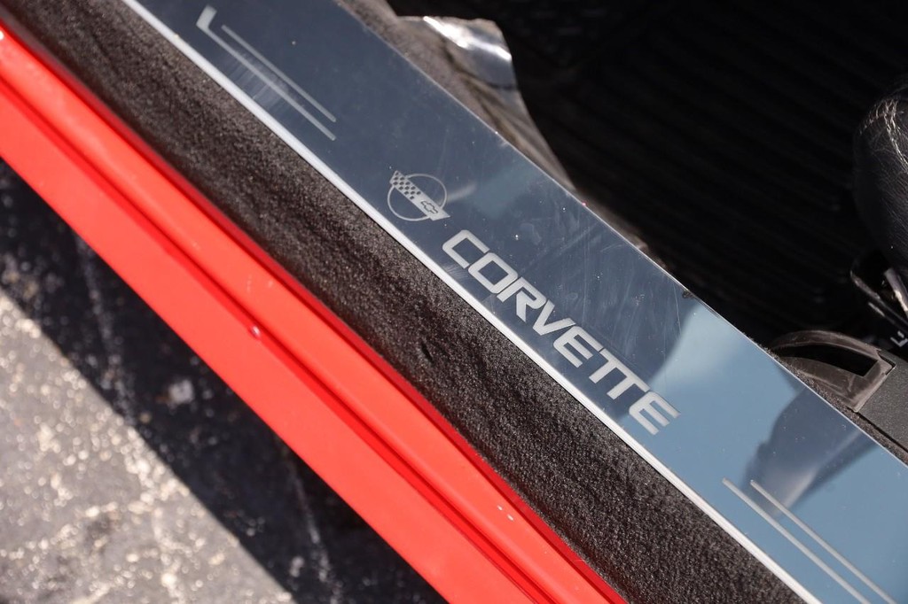 Chevrolet Corvette Vehicle Full-screen Gallery Image 9