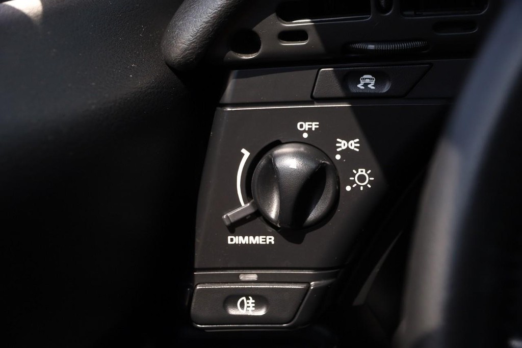 Chevrolet Corvette Vehicle Full-screen Gallery Image 12