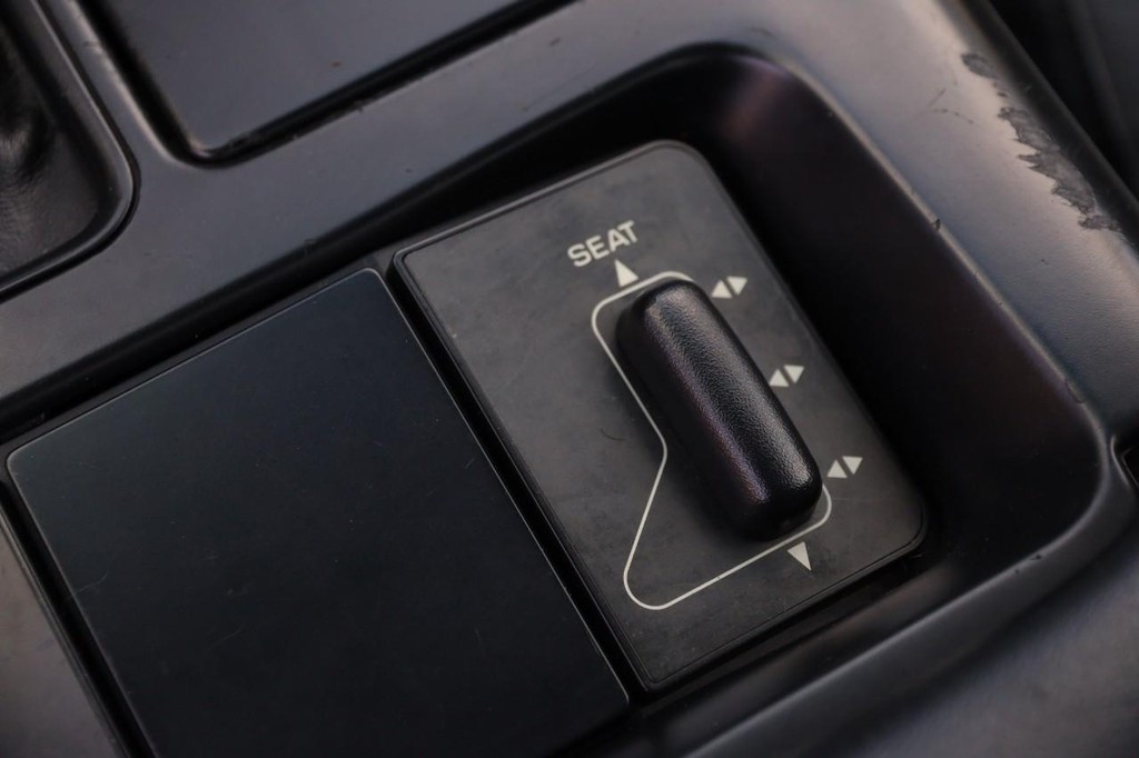 Chevrolet Corvette Vehicle Full-screen Gallery Image 16