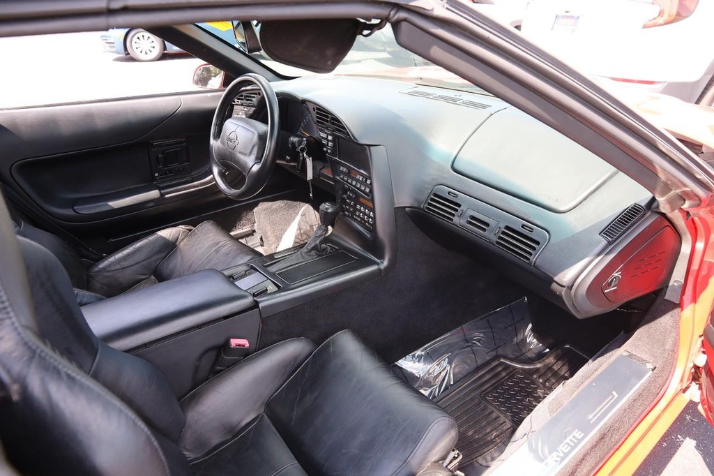 Chevrolet Corvette Vehicle Full-screen Gallery Image 17