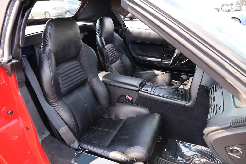 Chevrolet Corvette Vehicle Full-screen Gallery Image 18