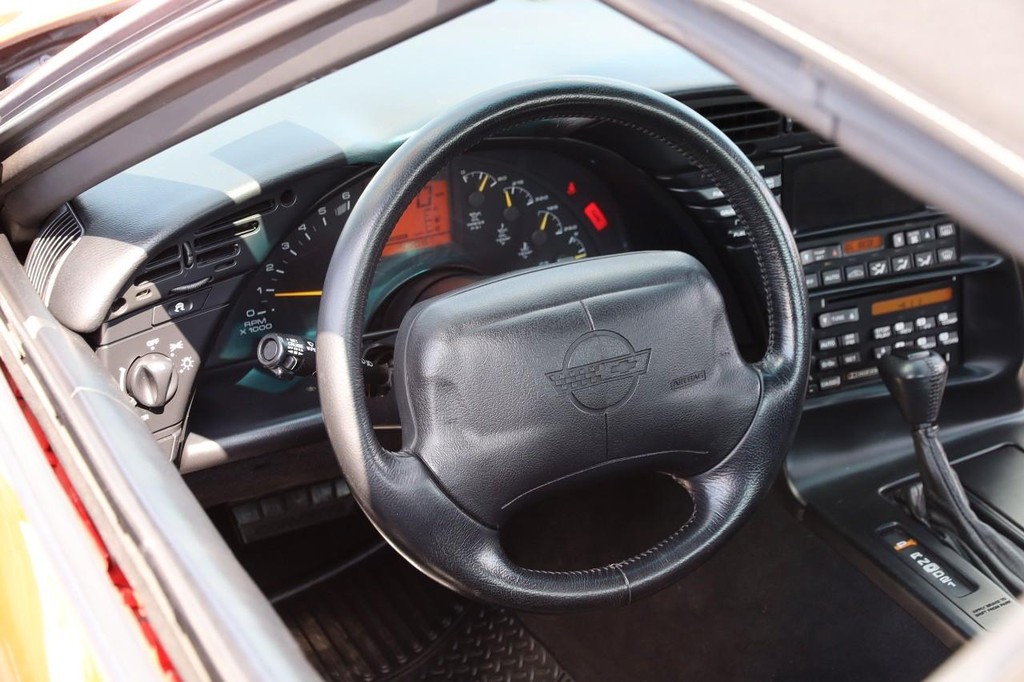 Chevrolet Corvette Vehicle Full-screen Gallery Image 19