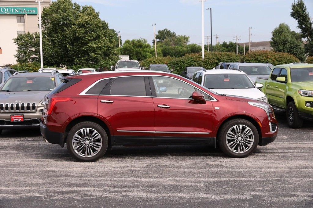 Cadillac XT5 Vehicle Full-screen Gallery Image 05
