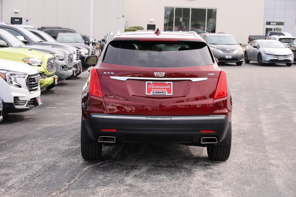 Cadillac XT5 Vehicle Full-screen Gallery Image 06