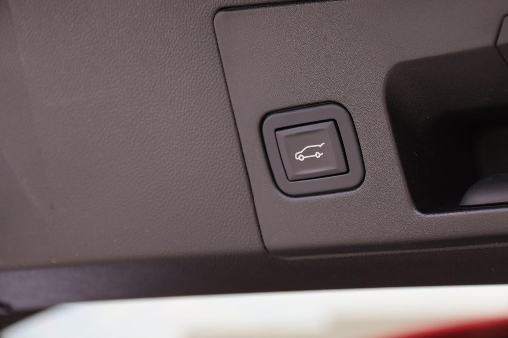 Cadillac XT5 Vehicle Full-screen Gallery Image 08