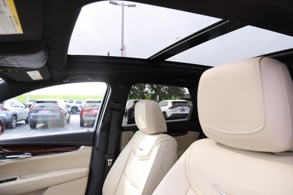 Cadillac XT5 Vehicle Full-screen Gallery Image 09