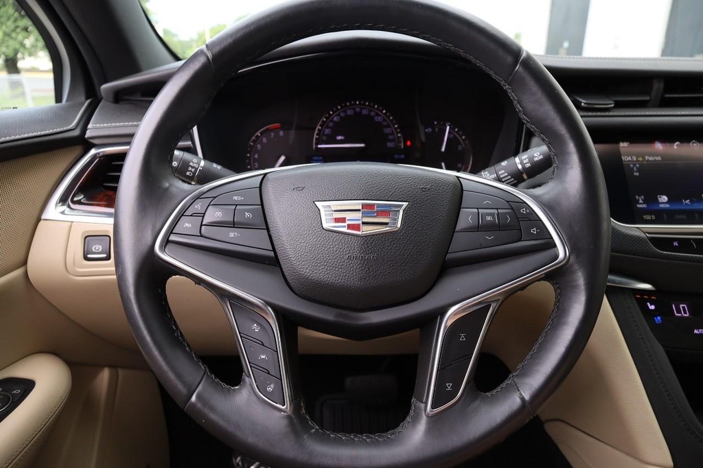Cadillac XT5 Vehicle Full-screen Gallery Image 10