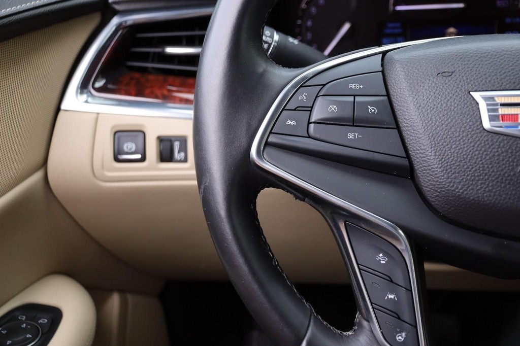 Cadillac XT5 Vehicle Full-screen Gallery Image 11