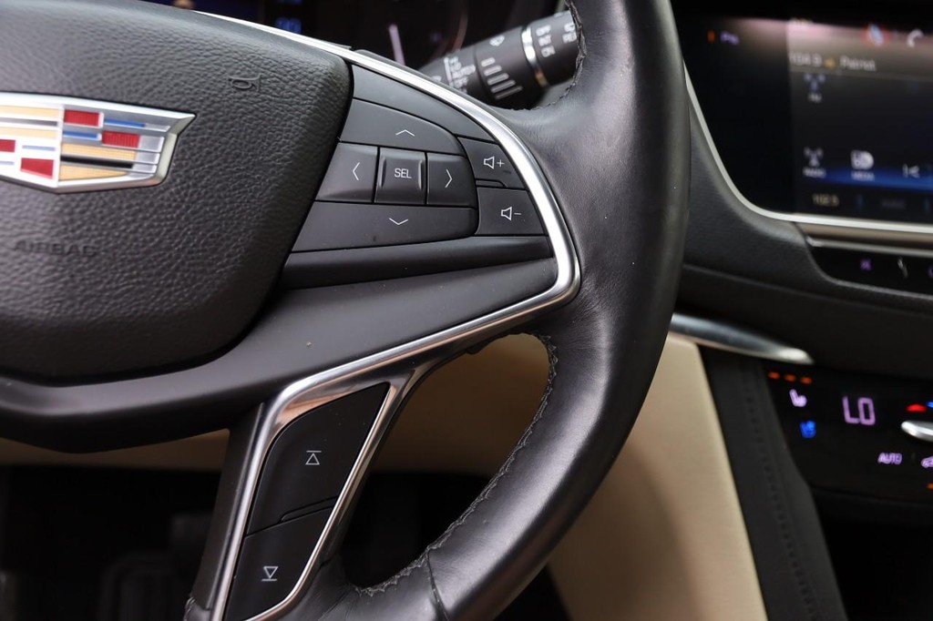 Cadillac XT5 Vehicle Full-screen Gallery Image 12