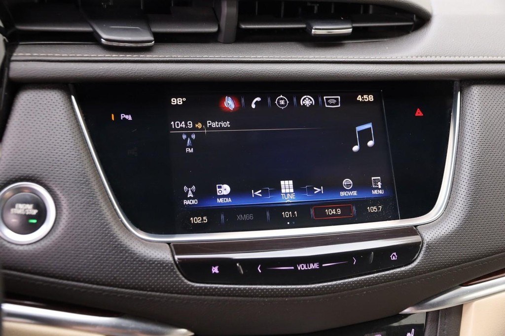 Cadillac XT5 Vehicle Full-screen Gallery Image 16