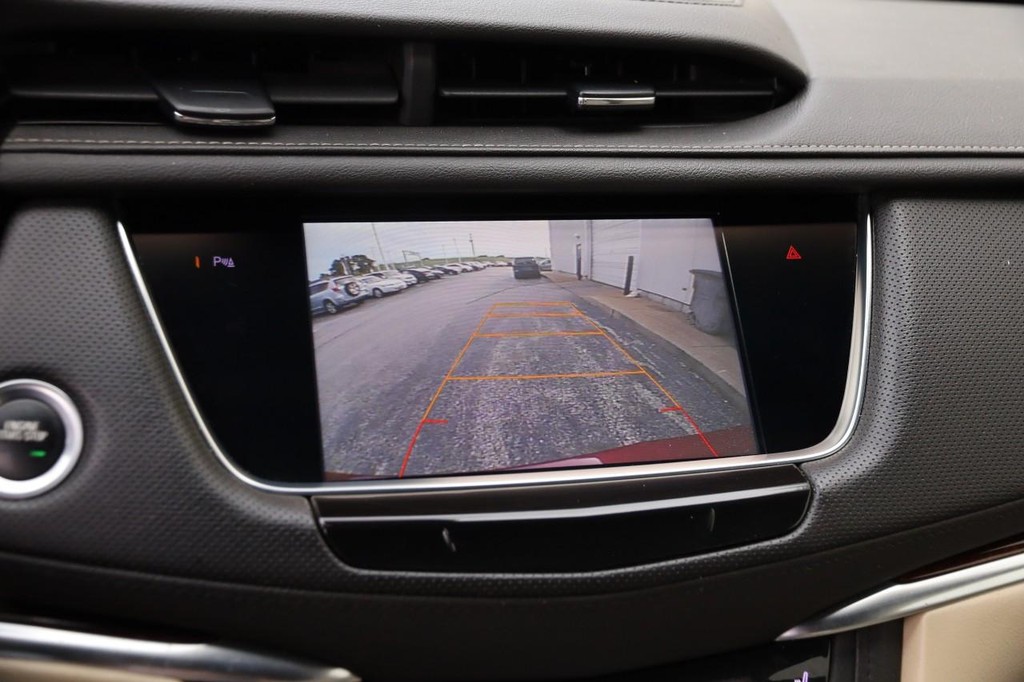 Cadillac XT5 Vehicle Full-screen Gallery Image 17