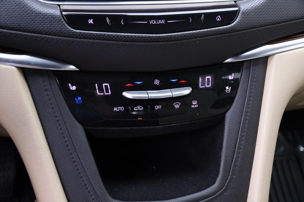 Cadillac XT5 Vehicle Full-screen Gallery Image 18