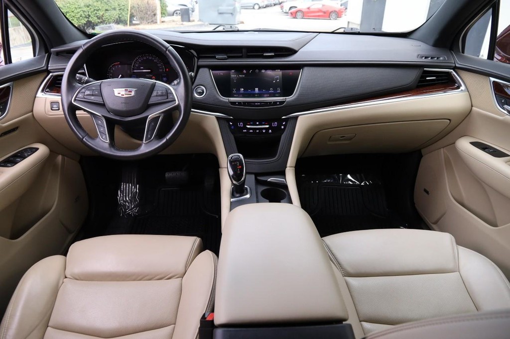 Cadillac XT5 Vehicle Full-screen Gallery Image 21