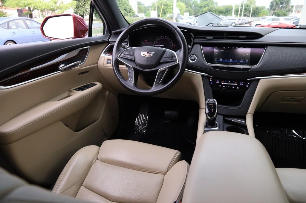 Cadillac XT5 Vehicle Full-screen Gallery Image 22