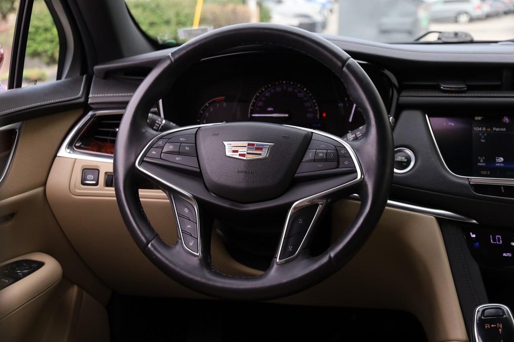 Cadillac XT5 Vehicle Full-screen Gallery Image 23
