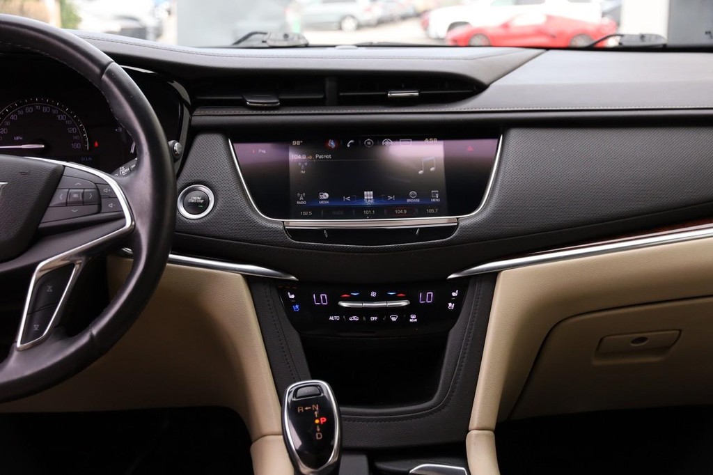 Cadillac XT5 Vehicle Full-screen Gallery Image 24