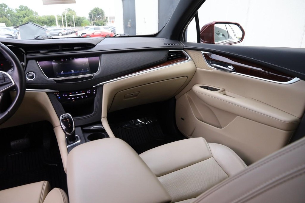 Cadillac XT5 Vehicle Full-screen Gallery Image 25