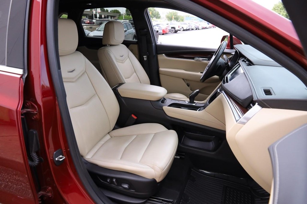 Cadillac XT5 Vehicle Full-screen Gallery Image 26