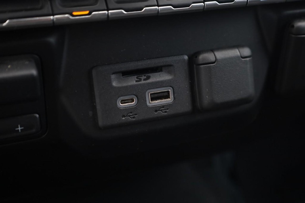 Chevrolet Silverado 1500 Vehicle Full-screen Gallery Image 17