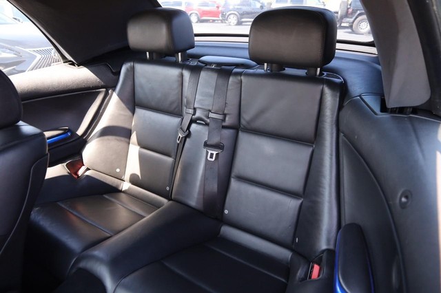BMW 3 Series Vehicle Full-screen Gallery Image 8