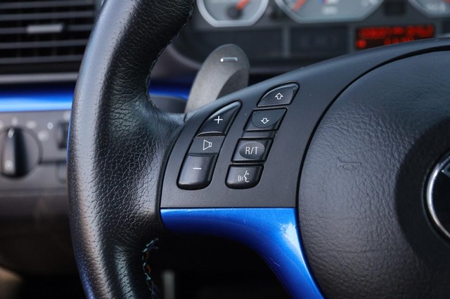BMW 3 Series Vehicle Full-screen Gallery Image 10