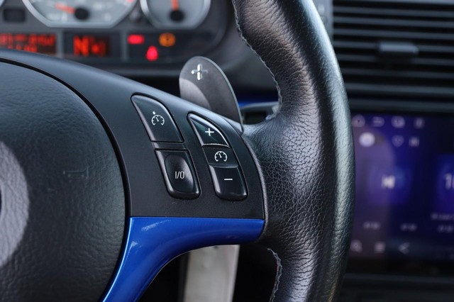 BMW 3 Series Vehicle Full-screen Gallery Image 11